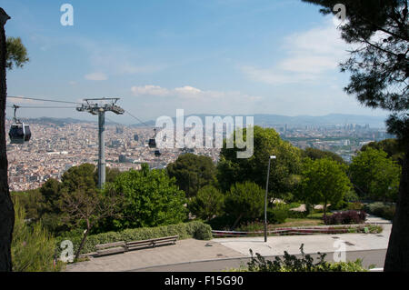 Blick Richtung Stadt Barcelona von Schwebebahn de Montjic station in Castell de Montjuic Stockfoto