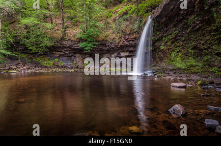 Auf dem Fluss Afon Pyrddin in der Nähe von Pontneddfechan, Südwales, bekannt als Wasserfall Land Stockfoto