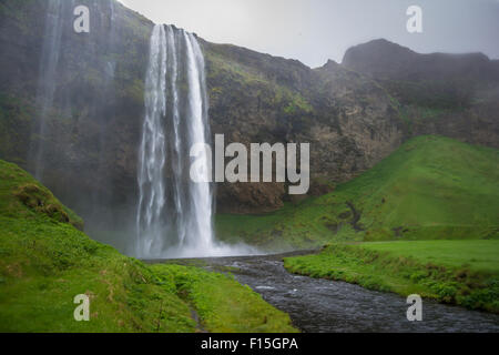 Seljalandsfoss ist eines der bekanntesten Wasserfälle Islands Stockfoto