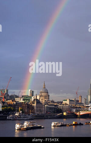 London, UK. 27. August 2015. Regenbogen über die Themse und die City of London, England. Eine Dusche Regen kurz vor Sonnenuntergang einen schönen Regenbogen erstreckt sich über die Themse und der City of London, St. Pauls Cathedral einschließlich produziert. Stockfoto