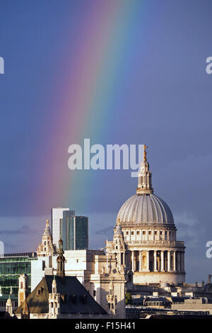 London, UK. 27. August 2015. Regenbogen über St. Pauls Cathedral und der City of London, England. Eine Dusche Regen kurz vor Sonnenuntergang einen schönen Regenbogen erstreckt sich über die Themse und der City of London, St. Pauls Cathedral einschließlich produziert. Stockfoto