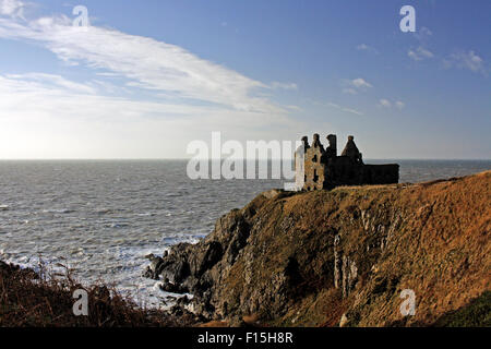 Die Ruine der Burg Dunskey, Portpatrick, Rhinns of Galloway, Dumfries and Galloway, Schottland an einem windigen Tag Stockfoto