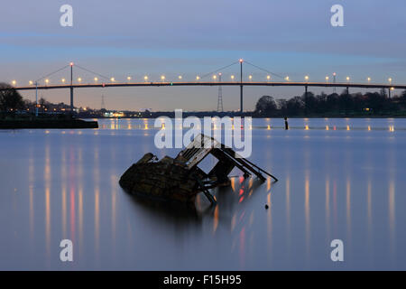 Schiffbruch Bowling Hafen mit Erskine Bridge im Hintergrund bei Sonnenuntergang Stockfoto