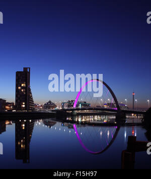 Glasgow Clyde Arc, auch bekannt als Finnieston Brücke in der Nacht erstreckt sich über den River Clyde, Glasgow, Schottland Stockfoto