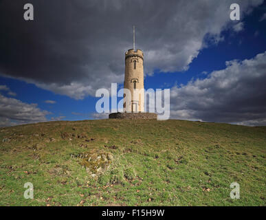 Binns Tower at The House of The Binns, Binns Hill, Linlithgow, Lothian, Schottland an einem gemischten sonnig und bewölkten Tag Stockfoto