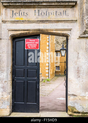 Gegründet im Jahre 1585 als ein Armenhaus für die armen Männer, ist dieser Grad II * aufgeführt Gebäude noch im Einsatz für Menschen des Rentenalters. Stockfoto