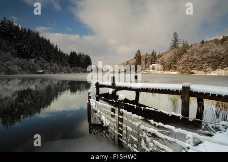 Einen schönen hölzernen schneebedeckten Anlegestelle am Ufer des Loch Ard, Loch Lomond und die Trossachs National Park, Schottland Stockfoto