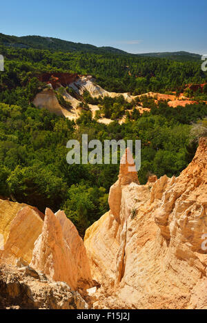 Ocker Bruch im Sommer, Colorado Provencal, Rustrel, Vaucluse, Provence, Frankreich Stockfoto