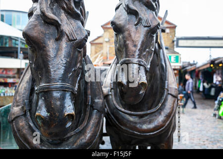 Pferd-Skulpturen in Camden Stables Market, London, UK Stockfoto