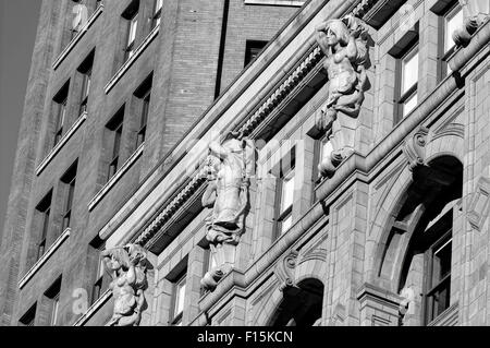 Terrakotta-Karyatiden an der Fassade des Beaux-Arts Sun Tower Gebäude im Zentrum von Vancouver, British Columbia, Kanada Stockfoto