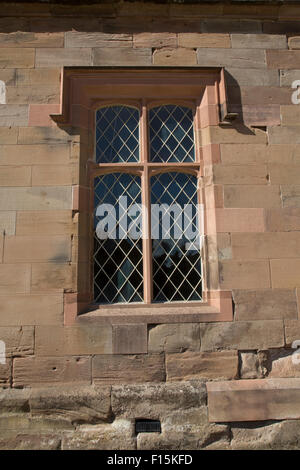 Wiederhergestellten Fenster nach Brand in Stonleigh Abbey 1154 von Zisterziensern gegründet und jetzt im Besitz einer gemeinnützigen Stiftung; im Warwi Stockfoto