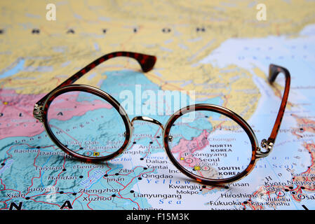 Gläser auf einer Karte von Asien - Pyongyang Stockfoto