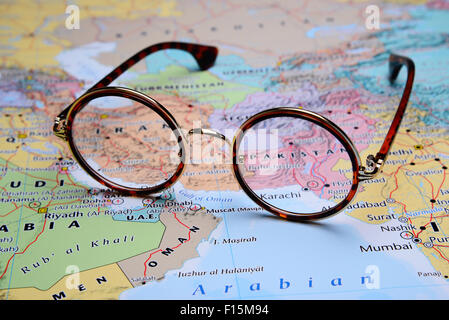 Gläser auf einer Karte von Asien - Pakistan Stockfoto