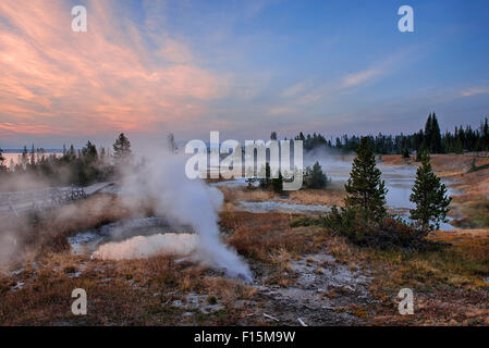 Sonnenaufgang am West Thumb Geyser Basin mit Yellowstone Lake im Hintergrund im Herbst, Yellowstone-Nationalpark, Wyoming, USA Stockfoto