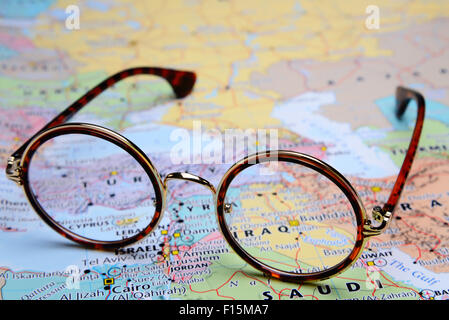 Gläser auf einer Karte von Asien - Irak Stockfoto