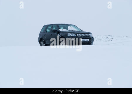 Schwarz 4 x 4 weiß verschneiten Hintergrund - Land Rover Freelander 2-Allrad-Fahrzeug geparkt im Schnee im Winter - Yorkshire, England, UK. Stockfoto