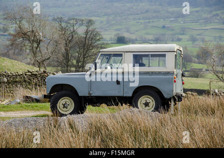 Ikone, klassisch, robust, grau, Serie IIA Land Rover 4 x 4 Geländewagen, abgestellt in einem Field - Wharfedale, Yorkshire Dales Landschaft, England, UK. Stockfoto