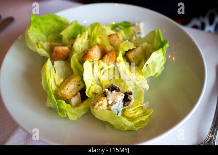 Walnuss und Stilton-Käse-Salat mit croutons Stockfoto
