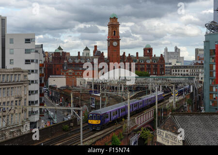 Northern Rail Zug verlässt Manchester Oxford Road Bahnhof im Stadtzentrum von Manchester UK Stockfoto