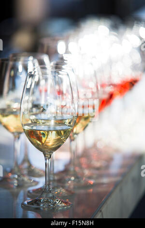 Close-up aus einer Reihe von Gläsern, Weingläser mit weiß und Rose Wein, bei einer Veranstaltung, Kanada Stockfoto