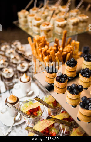 Nahaufnahme von Desserttisch mit einer Vielzahl von Platten, mit Heidelbeere Torten, Puddings und Parfaits, bei einer Veranstaltung, Kanada Stockfoto