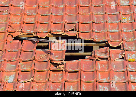 Nahaufnahme des gebrochenen Dach einer alten Scheune, Hessen, Deutschland Stockfoto