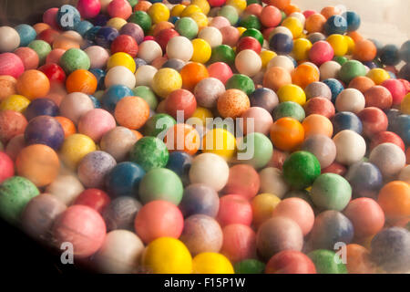 Mehrfarbige Kaugummikugeln in einer Gumball-Maschine auf der Mission Street in The Mission, San Francisco, Kalifornien. Stockfoto