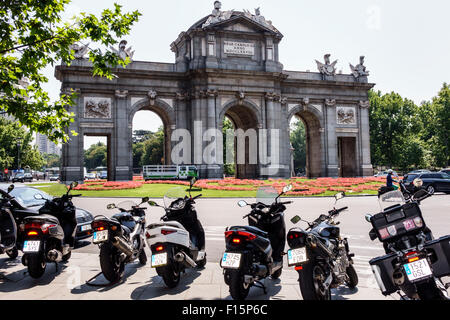 Madrid Spanien, Hispanic Salamanca, Recoletos, Plaza de la Independencia, Puerta de Alcala, Denkmal, Motorräder, Motorroller, geparkt, Spanien150629010 Stockfoto