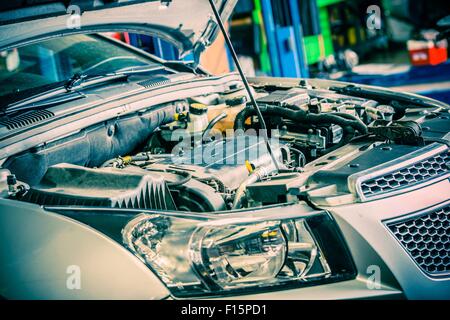 Auto Reparatur. Moderne Kleinwagen mit offener Haube. Auto unter Wartung. Stockfoto