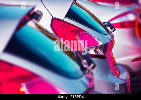 Autos Marktplatz. Autos der Marke für den Verkauf auf dem Parkplatz geparkt. Pkw-Geschäft Stockfoto