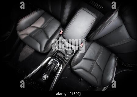 Moderne Auto schwarze Lederausstattung. Vordere Autositze. Weitwinkel-Foto von oben. Stockfoto