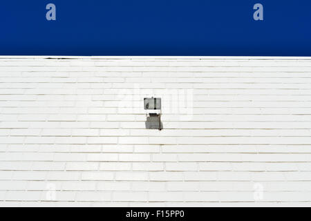 Ziegelmauer, weiß lackiert mit Spotlight, Adelaide, South Australia, Australien Stockfoto