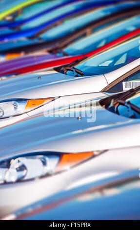 Neue Autos-Lager in Reihe. Moderne Kleinwagen Autohaus Parkplatz Nahaufnahme. Stockfoto