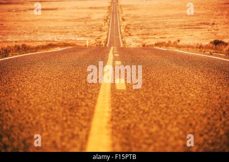 Road To Nowhere mit vorbeifahrenden Zone. West-Utah Landschaft Autobahn während der heißen Sommertag. Stockfoto