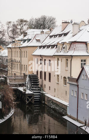 Prag Čertovka Mühle, Blick von der Karlsbrücke entfernt im winter Stockfoto