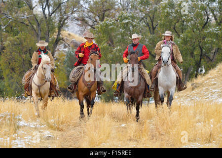 Cowboys und Cowgirls reiten Pferde, Rocky Mountains, Wyoming, USA Stockfoto