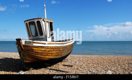 Altes Fischerboot namens Julie am Deal ist Kiesstrand, Kent Stockfoto