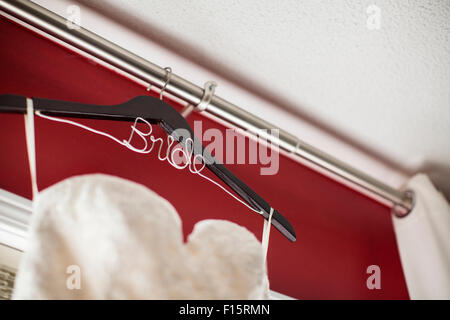 Close-up der Braut Brautkleid auf Kleiderbügel Stockfoto