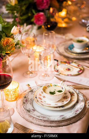 Cremige Suppe mit Kräuter-Garnitur im Wasserglas bei Hochzeit Stockfoto