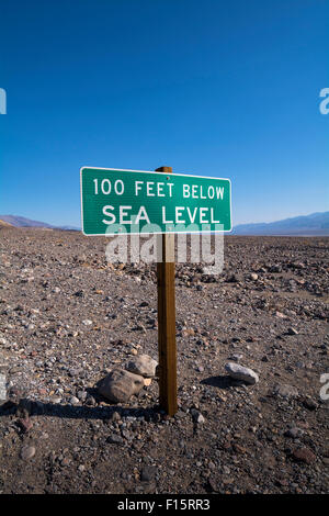 100 Fuß unter dem Meeresspiegel Zeichen, Death Valley Nationalpark, Kalifornien, USA Stockfoto