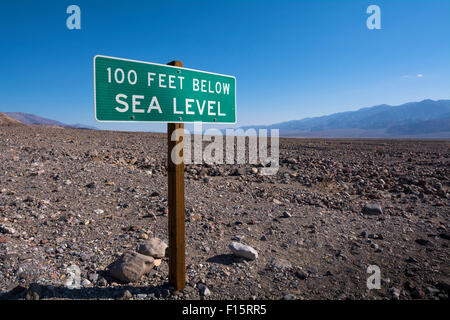 100 Fuß unter dem Meeresspiegel Zeichen, Death Valley Nationalpark, Kalifornien, USA Stockfoto