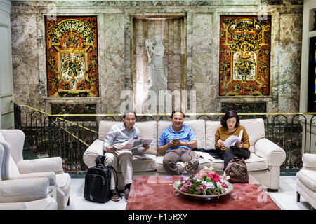 Madrid Spanien, Hispanic Centro, Barrio de las Letras, Nachbarschaft, Hotel, Lobby, asiatischer Mann, Männer, Frau, Frauen, Spain150629146 Stockfoto