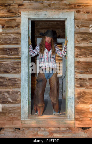 Porträt von Cowgirl in Tür, Shell, Wyoming, USA Stockfoto