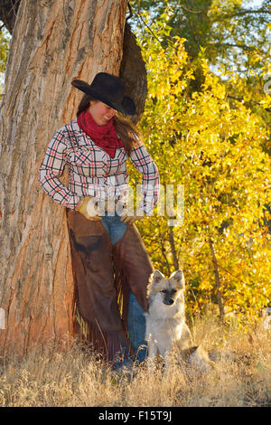 Porträt von Cowgirl mit Hund, Shell, Wyoming, USA Stockfoto