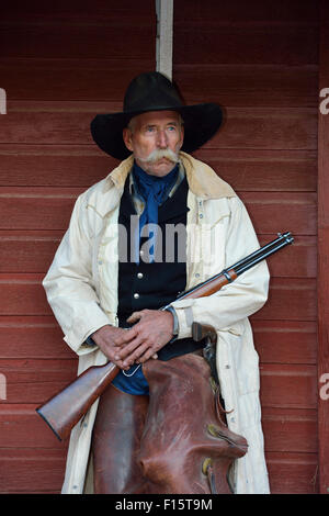 Porträt von Cowboy mit Gewehr, Shell, Wyoming, USA Stockfoto