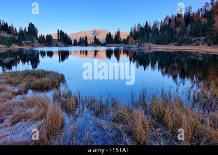 Laghi di Colbricon im Herbst, Passo Rolle, Parco Naturale Paneveggio-Pale di San Martino, Trentino-Alto Adige, Dolomiten, Italien Stockfoto