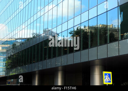 Die Fassade eines Neubaus der modernen Geschäftswelt. Stockfoto