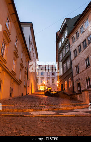 geheimnisvolle schmale Gasse mit Laternen in Prag bei Nacht Stockfoto