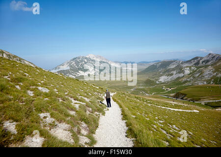 Menschen wandern auf Bergweg, Gran Sasso Gebirge, Gran Sasso und Monti della Laga Nationalpark, Apennin, Abruzzen, Italien Stockfoto