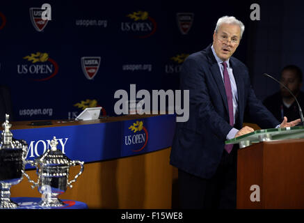 New York, USA. 27. August 2015. US Open Turnier-Direktor David Brewer besucht die US Open Tennis-Auslosung in New York, Vereinigte Staaten, am 27. August 2015. Die US Open 2015 wird vom 31. August bis zum 13. September im Arthur Ashe Stadium in New York in den Vereinigten Staaten stattfinden. © Wang Lei/Xinhua/Alamy Live-Nachrichten Stockfoto